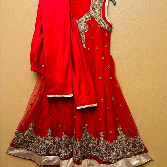 Red Net with Gold thread embroidered Sleeveless Partywear Kurta Set Size M - Picture 10 of 13